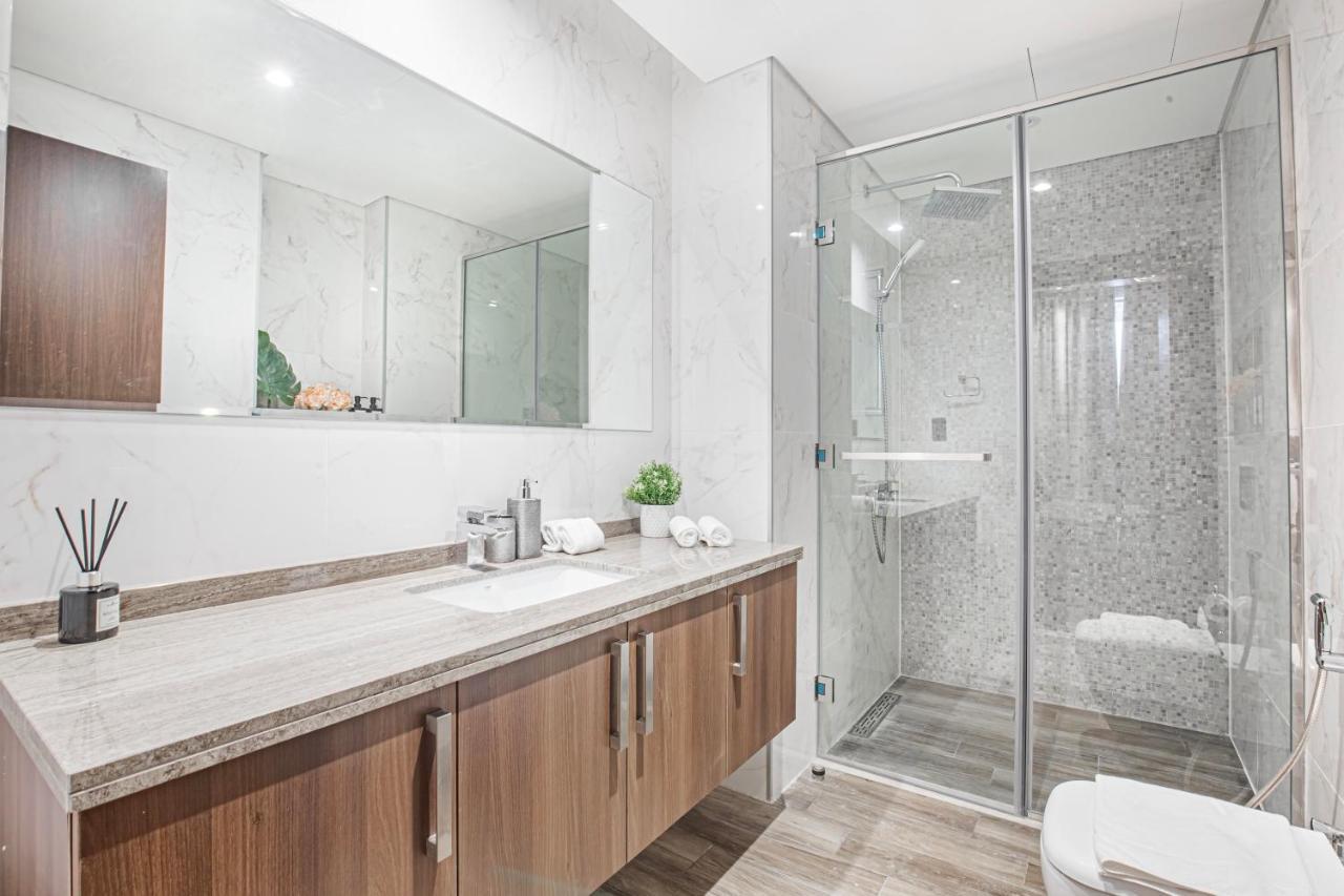 Daniels Canal View 1br At J One Business Bay Dubai